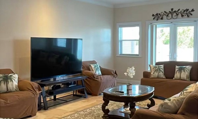Nassau House | Blessings: 4-bedroom townhome in awesome Nassau with WiFi, AC, fitness equipment