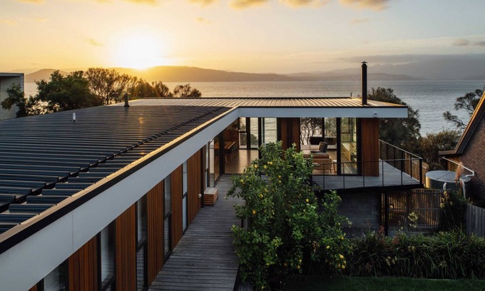 South Arm House | Blessington Beachside Retreat sleep 6 water views.