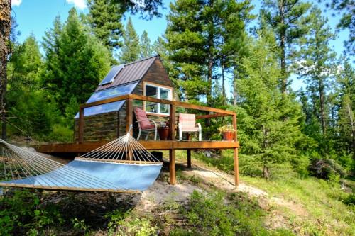 Missoula House | Blind Cabin Off-Grid, Pet-friendly w Hot Tub