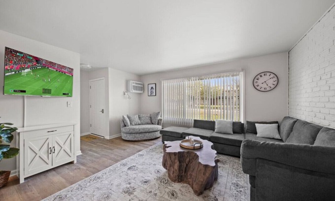 Sterling Heights Apartment | Blissful Coziness 1BD W Free parking n Fast Wi-fi
