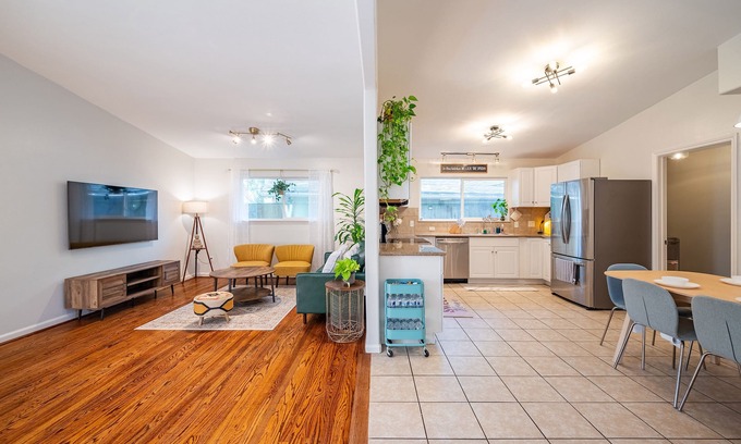 Sharpstown House | Blissful Houston Get Away~ 4 Bedrooms, 3 Bathrooms