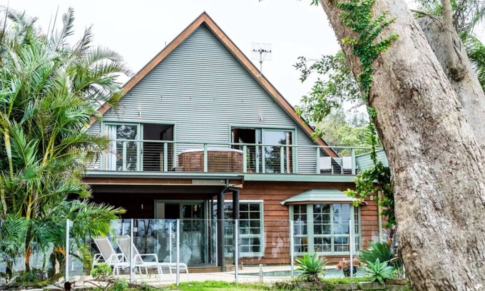 Lake Munmorah Cabin | Blissful Lakefront Pool & Oasis