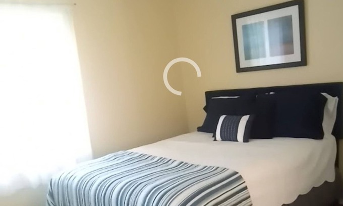 South Haven Cottage | Block from Van Buren Park Dunes, mins Downtown South Haven, clean, family