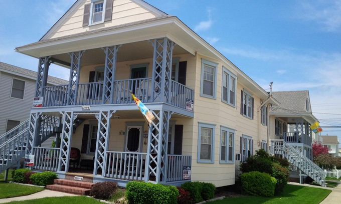 Gold Coast Condo | Block To Beach And Boardwalk Corner Property Great Location