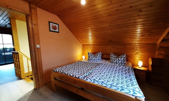 Dankerode House | Blockhaus in Harzgerode mit Balkon.