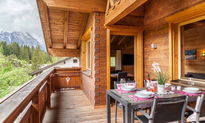 Weidach Apartment | 'Blockhaus Sonnenspitz' holiday flat with mountain views, communal garden and WLAN