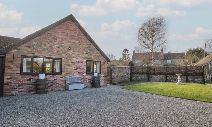 Wall-under-heywood Cottage | BLOCKLEY LODGE, pet friendly, with a garden in Wall-Under-Heywood