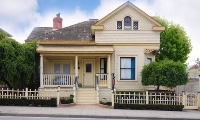 Pacific Grove Hotel | Blocks from Ocean - KING BEDROOM SUITE