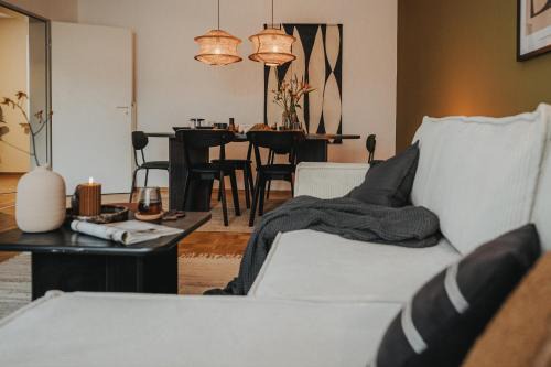 Haarentor Apartment | BLOOM Apartment für bis zu 6 Personen kostenloser Parkplatz Balkon Babybett 3 Zimmer