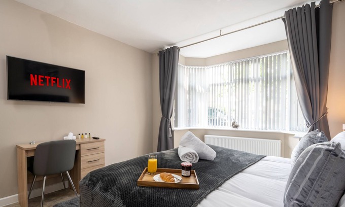 Barnt Green House | ★Blossom House- Deluxe 5-Bed in Solihull near NEC, JLR Resorts World & Airport