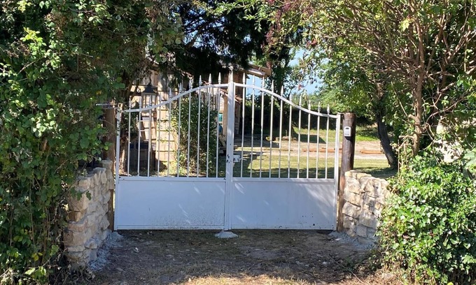Chavannes-sur-Reyssouze House | Blue Angels