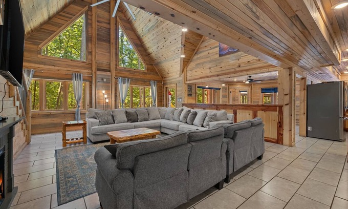 Broken Bow House | Blue Bass Lodge Pine Getaway With Hot Tub Fire