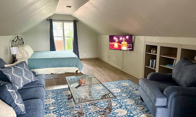 Argyle House | Blue Casita - So close to I-35W!