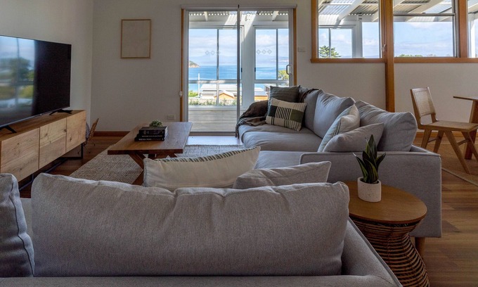 Alonnah House | Blue Cottage Bruny Island, ALONNAH, fabulous water views, wood heater, near Pub