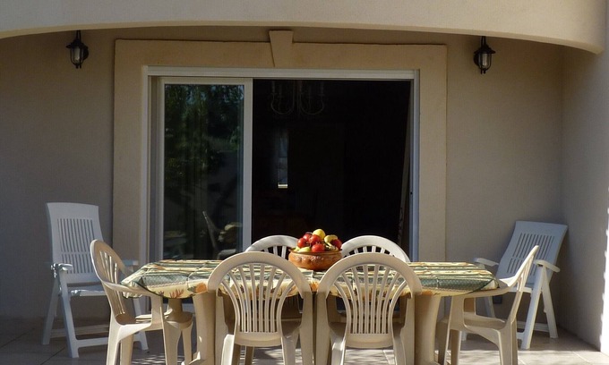 Gignac-la-Nerthe Villa | Blue cottage Cote 'LOU PITCHOUN'