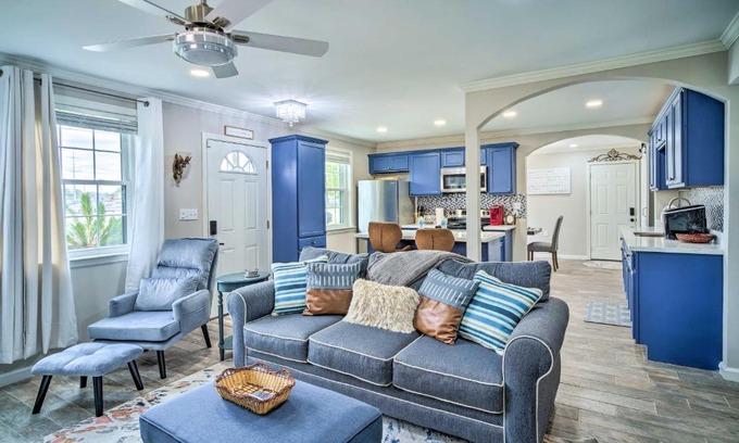 Highlands - Perkins House | Blue Cottage in the Bayou with Private Yard!