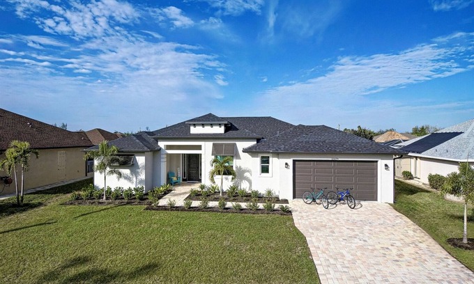South Gulf Cove House | Blue Crush | Canal View | Seawall | 2 Masters | Hot Tub
