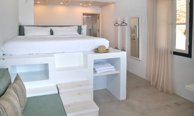 Kamari Apartment | BLUE DAWN LUXURY SUITE