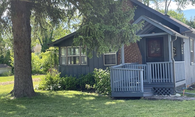 Jeddo Cottage | Blue Dolphin Cottage - relax steps away from sandy Lake Huron beaches
