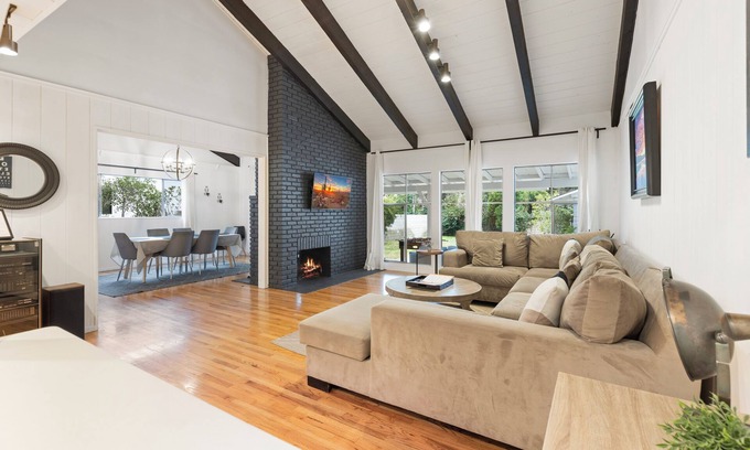 Valley Glen House | Blue Door Oasis -5 min to Universal & Hollywood