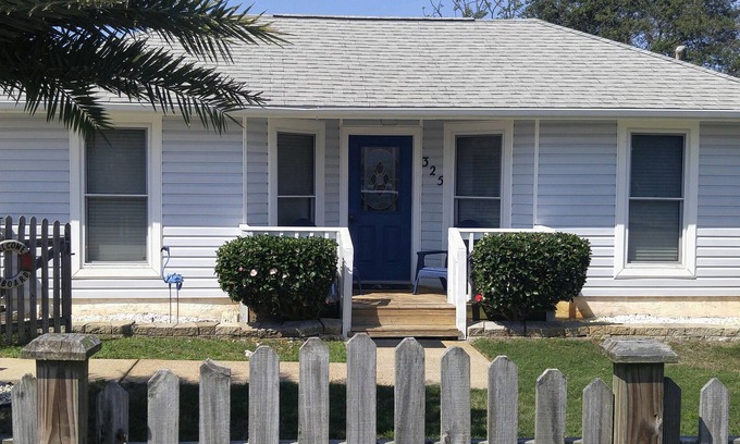 Kiska Beach House | Blue Flamingo- Golf Cart inc, Desirable West End, Dog friendly, Deck