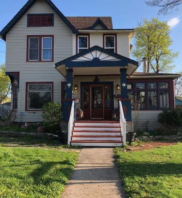 Niagara Falls Bed & Breakfast | Blue Gables Bed and Breakfast