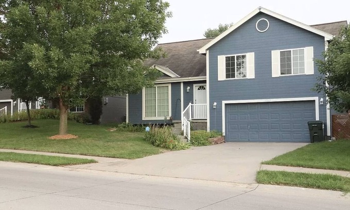 North Central Omaha House | Blue Getaway
