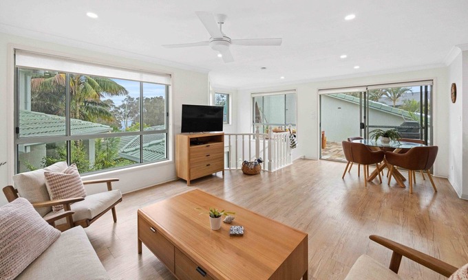 Lake Cathie Apartment | Blue Gum Apt 4 - walk to lake, beach, shops