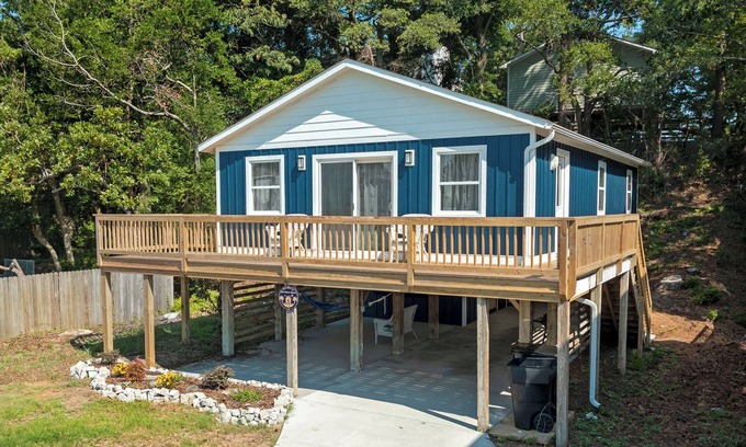 Colington Harbour House | Blue Harbour Haven: Pool Access | Pet-Friendly
