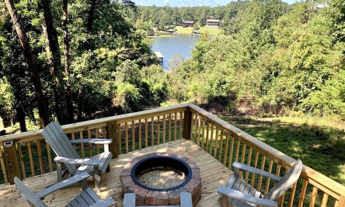 Northport House | Blue Haven Lake House - Stay on Lake Tuscaloosa! Book for football! Hot Tub!