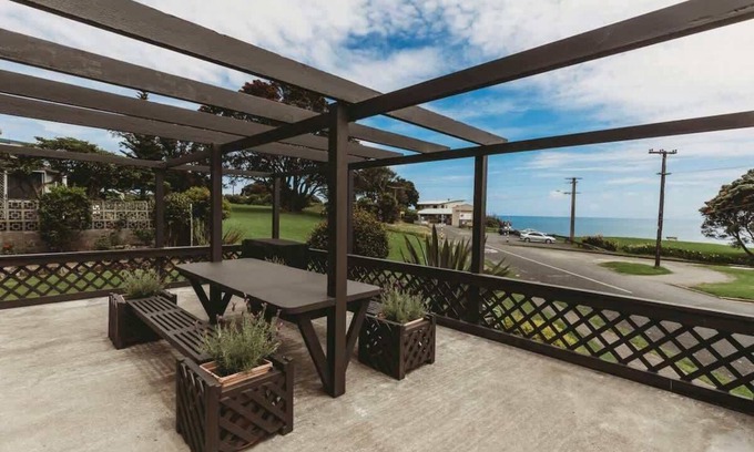 New Plymouth House | Blue Haven on Waterfront, New Plymouth