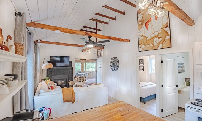Central Frontenac Ski Chalet | Blue Heron- Bright 2 Bedroom Cottage