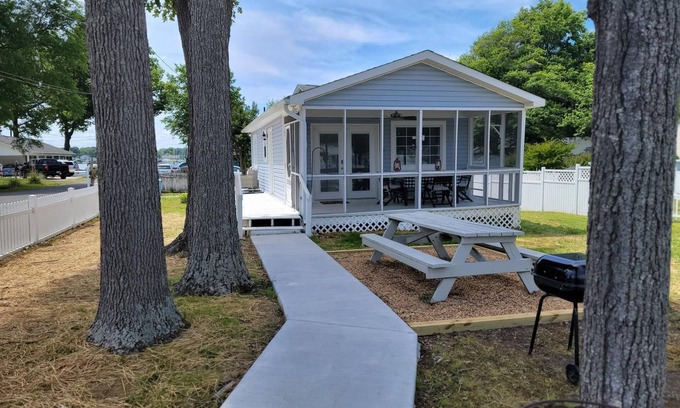Colonial Beach Cottage | Blue Heron Cottage is cozy & convenient. Renovated March 2023!