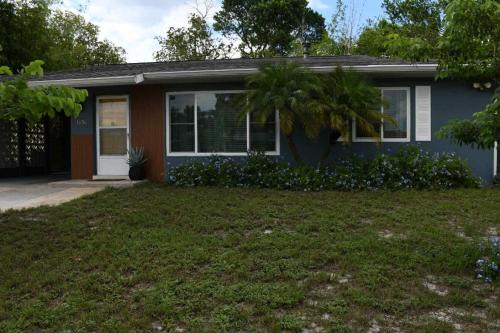 Deltona Lakes Apartment | Blue Heron Cottage Cozy 2BR Sleeps 6 Fire Pit