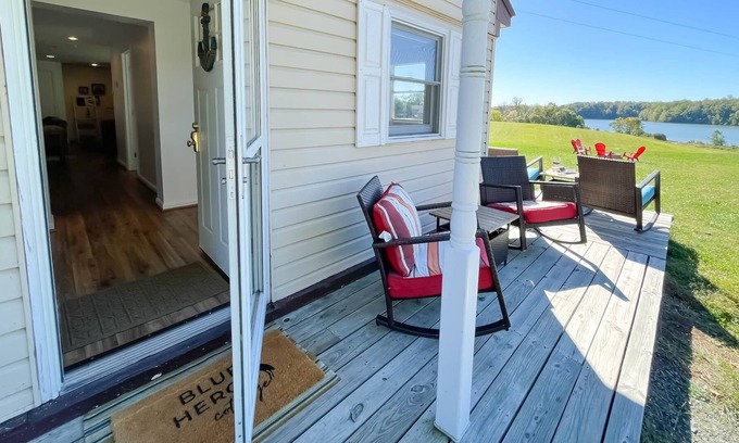 Livingston House | Blue Heron Cottage Cute Lake Front + Kayaks + Stars