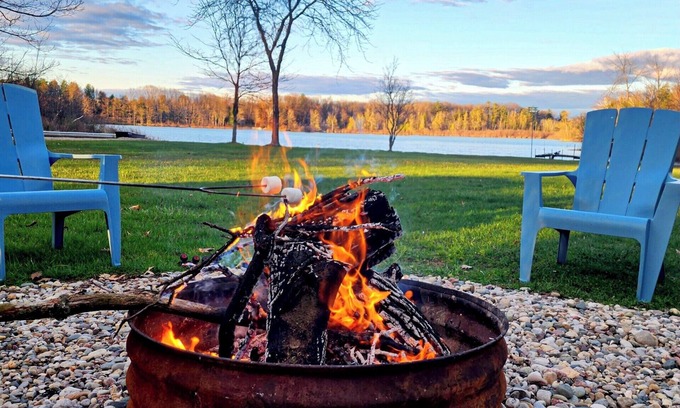 Edmore Cottage | Blue Heron Point - Hot Tub, Kayaks, Fishing, 3 bedrooms on a no wake lake