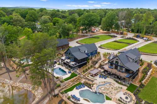 Lake Norman of Catawba House | Blue Heron Gray Fox by AvantStay 2 Lakefront Homes Sleeps 44 Pool Dock Theater