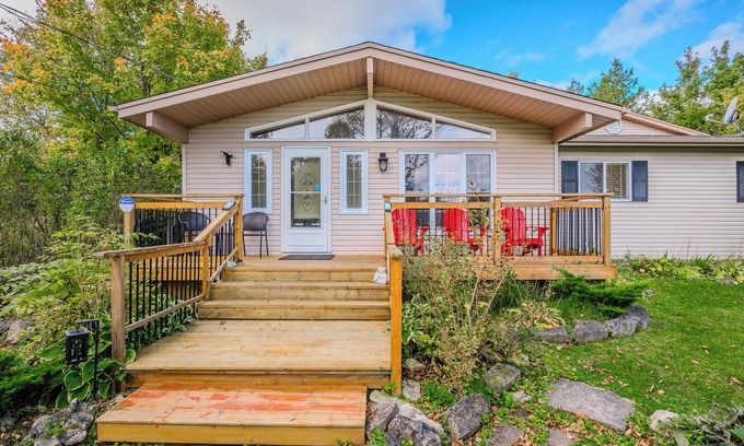 Lion's Head Cottage | Blue Horizon: Sauna Retreat near Bay!