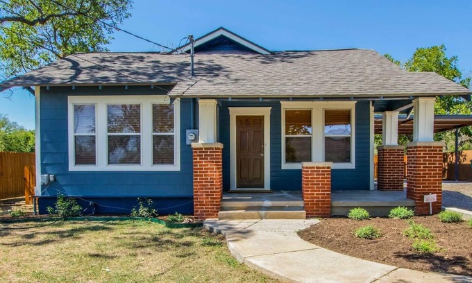 Lacy-Lakeview House | Blue House Bungalow,10 mins to Baylor and downtown Waco. Pet friendly!