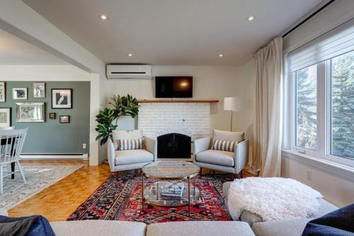 Mont-St-Hilaire Apartment | Blue House on the River