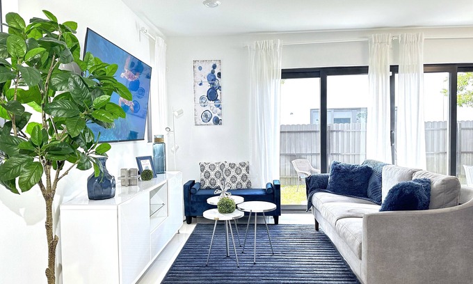 Florida City House | Blue House-Sleep 11 people-Game Room-The Keys-Everglades-Miami-Biscayne Nat Park