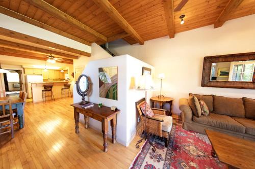 Mira Monte Hotel | Blue Iguana Inn