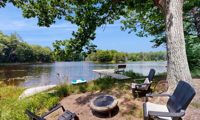 Rhinelander Cabin | Blue Jay Cabin | Lakefront cabin in Rhinelander with dock & row boat