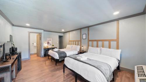 Lakeside Park Hotel | Blue Jay Lodge