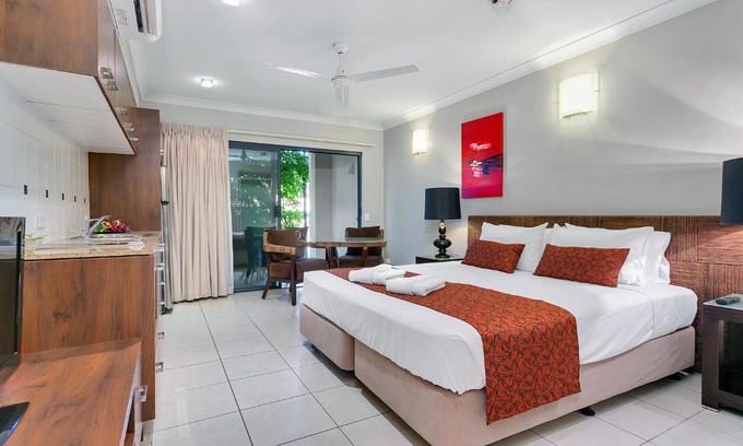 Trinity Beach Apartment | Blue Lagoon Lakeside Studio