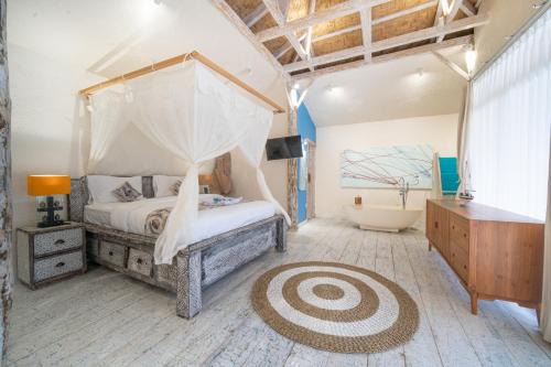 East Sumba House | Blue Lagoon Pool View Bungalow, Single Room with Queen Bed and Bathtub
