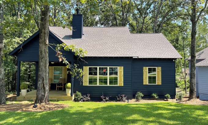 Tallassee House | Blue Moon | 3 Bed, 2 Bath