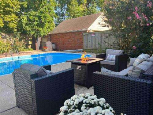 Owensboro House | Blue Moon Cottage - Music Room, Inground Pool