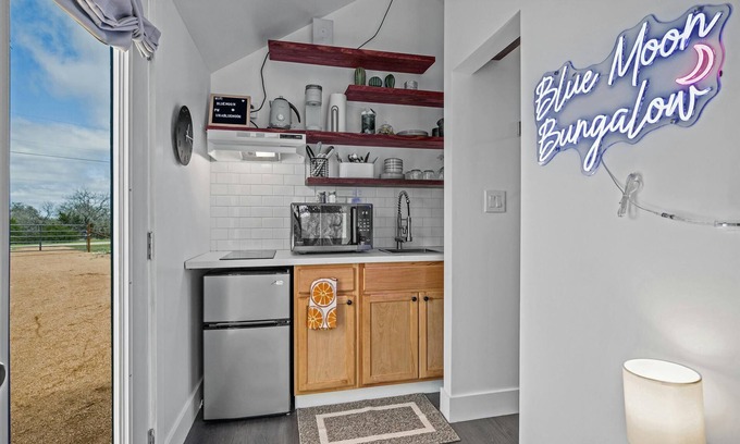 Fredericksburg House | Blue Moon-pet friendly tiny home!