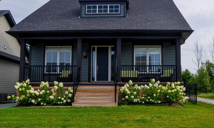 The Blue Mountains House | Blue Mountains Ski Chalet, Hot Tub, 4BR+Office, Walk to Village